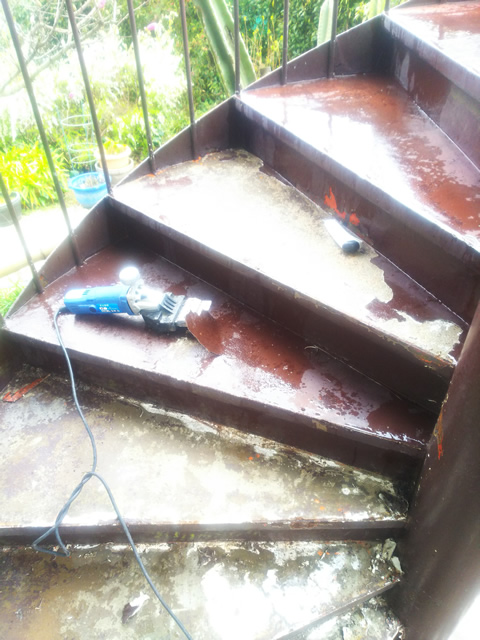 屋外階段（施工中-特殊なサンダーにて塗膜面を剥がし）